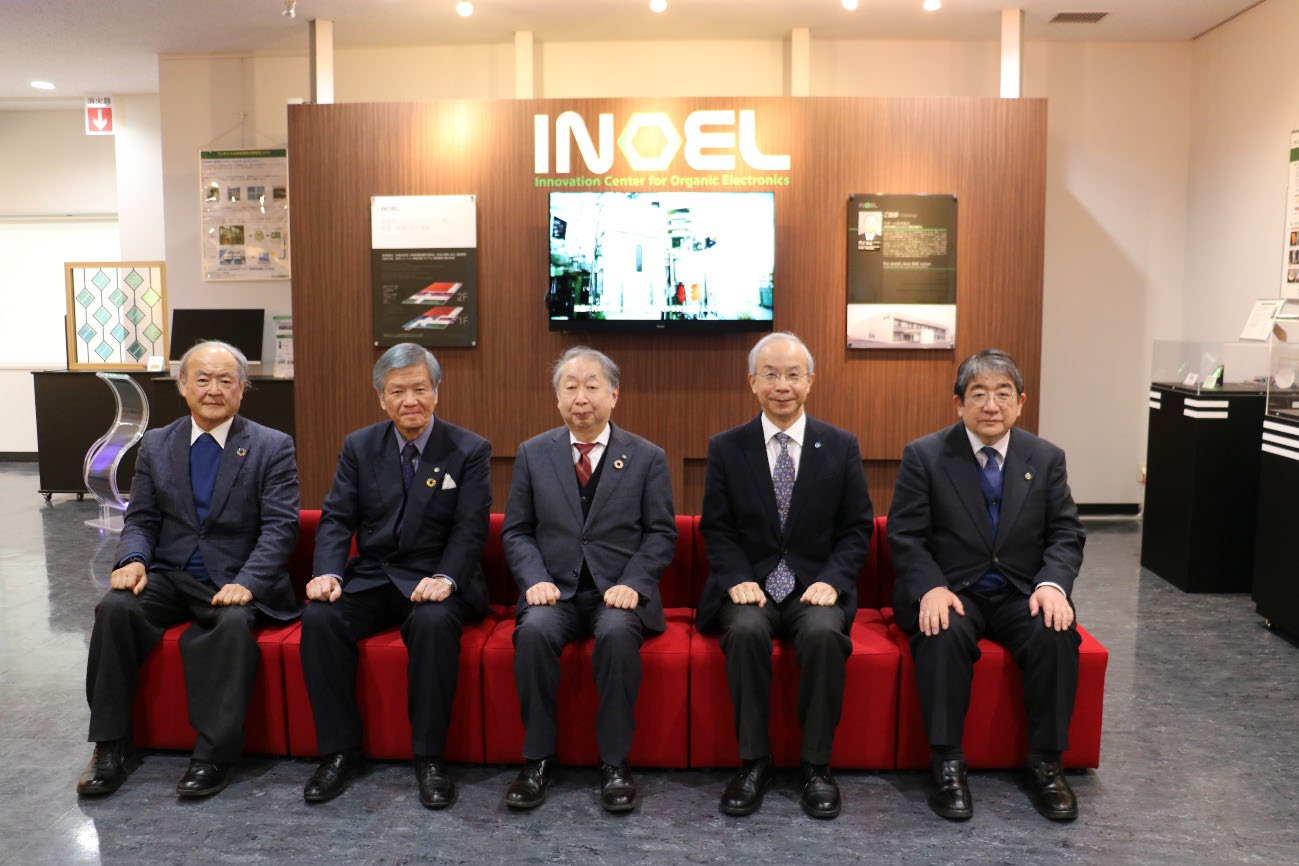 左から
群馬大学　石崎　泰樹学長、熊本大学　小川　久雄学長、山形大学　玉手　英利学長
徳島大学　河村　保彦学長、愛媛大学　仁科　弘重学長の画像