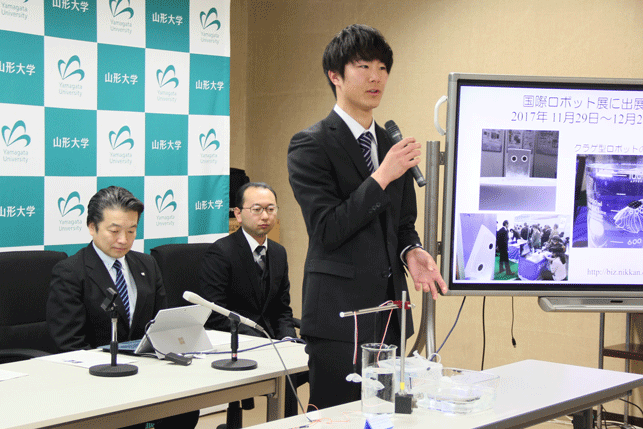 工学部の滝島勇希さん（機械システム工学科4年、手前）、古川教授（左奥）、吉田研究支援者（右奥）の画像
