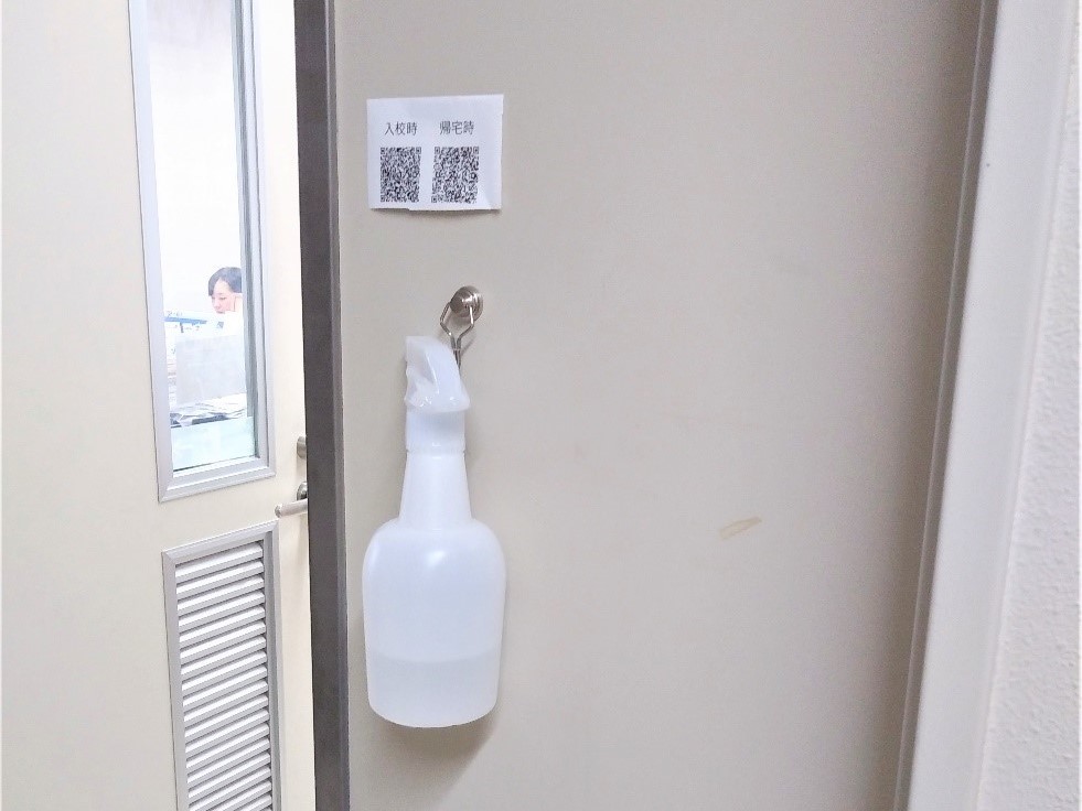 各入口にアルコール設置の画像