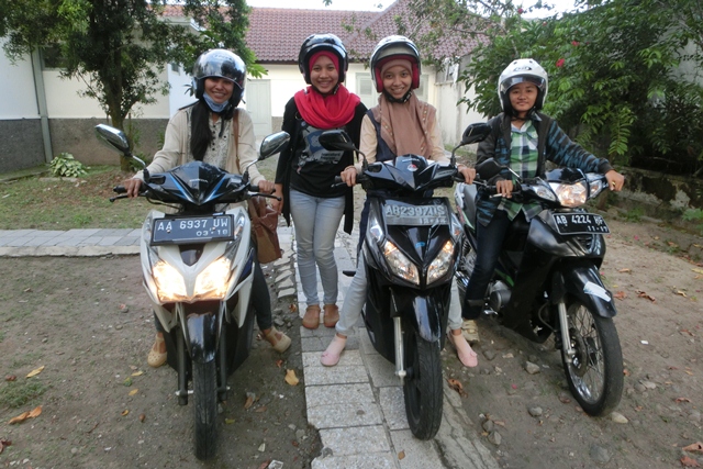 バイクに乗る日本語クラスの女子学生の画像