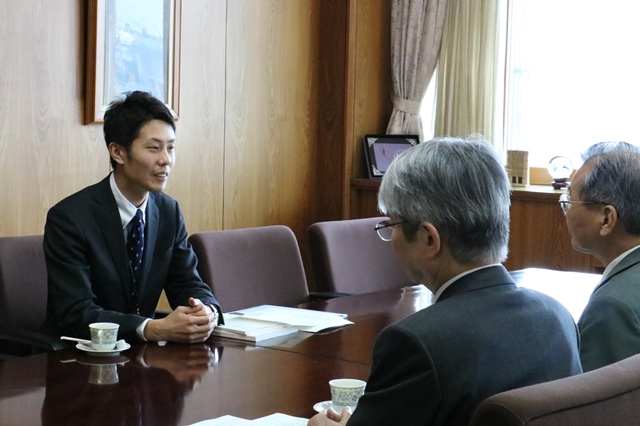 学長、理事へ報告する内藤さんの画像