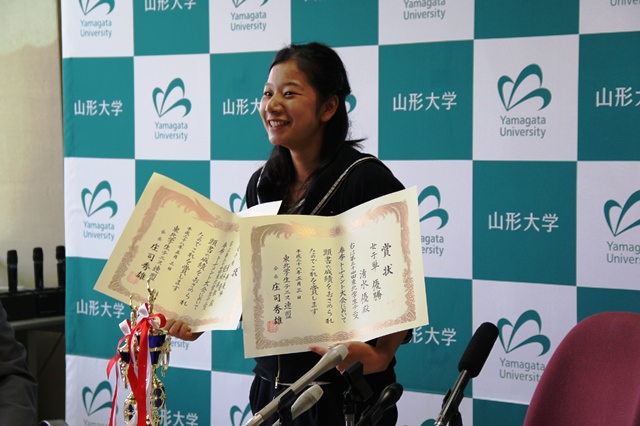 テニストーナメントで2連覇を達成した、地域教育文化学部2年清水優さんの画像