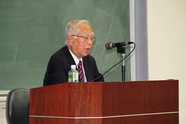 講演する小山貞夫東北大学名誉教授の画像