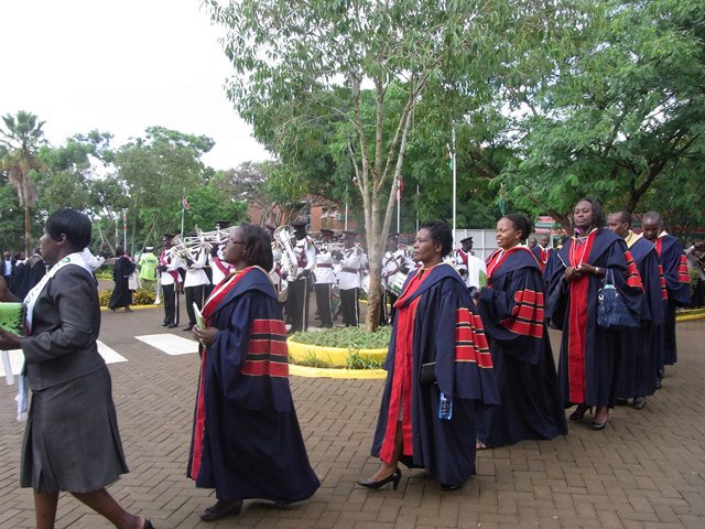 卒業式に入場する博士学位取得者の画像