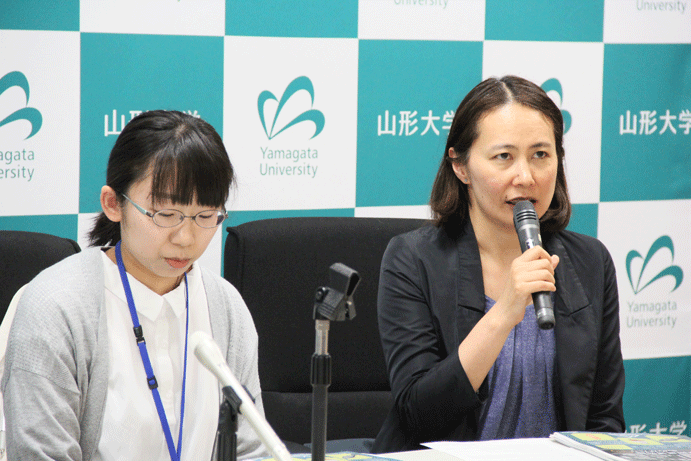 附属博物館特別展の紹介をする押野学芸員(左)と佐藤准教授の画像