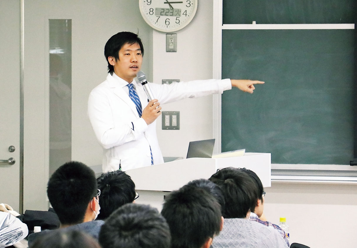 社会医学・医療学（公衆衛生）の担当教員として講義を行う平山先生。