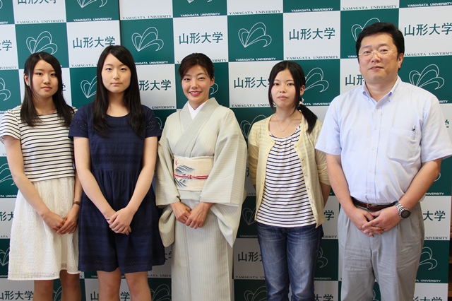 月岡ホテル若女将 堺美奈子さん（中央）を囲んで観光プラン提案の学生と山田教授の画像
