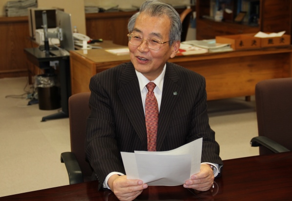 優勝報告に笑顔の小山学長の画像