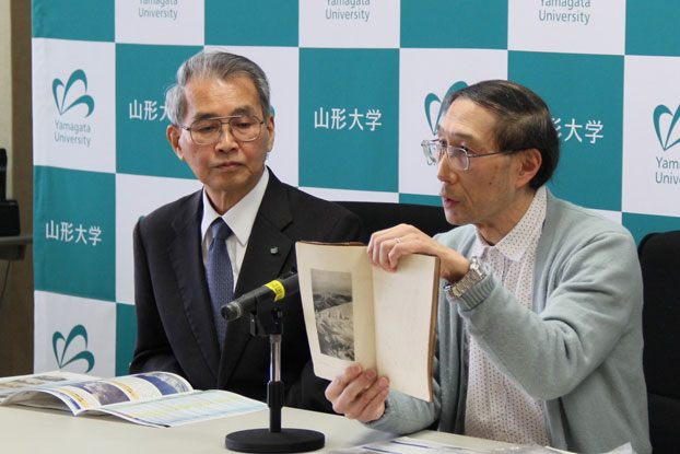 大正10年のアイスモンスターの写真について説明する柳澤教授の画像