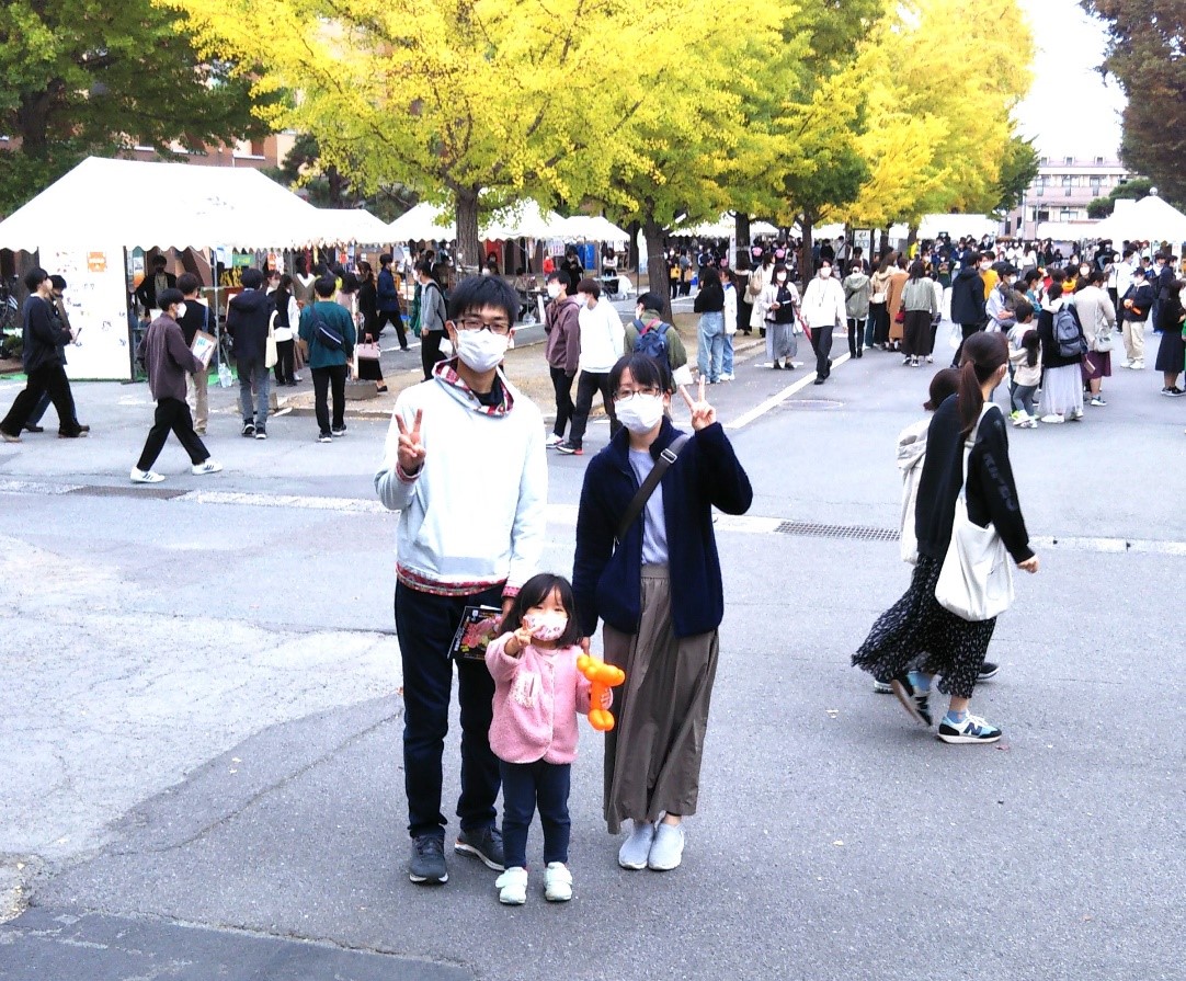 写真　八峰祭に来られた飯田キャンパス事務部佐々木さんご家族（ご了解を得て掲載）。2022年10月22日（土）撮影。の画像