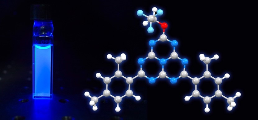 開発した材料の溶液中の発光写真（左）と分子構造（青：窒素、赤：酸素、水色：フッ素）の画像