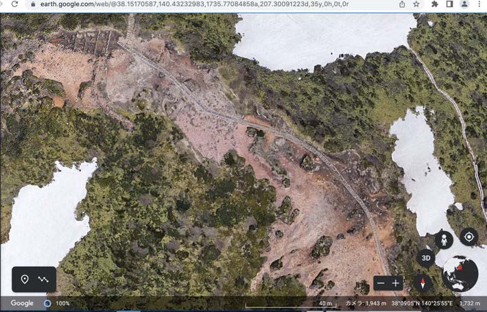 図１０　Google Earth　最新　地蔵岳の中央付近の緑の部分が研究所の場所と推定されるの画像