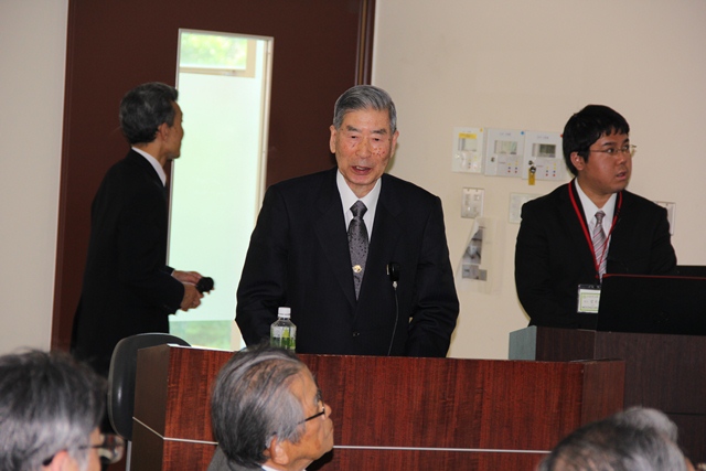 講演する常脇恒一郎京都大学名誉教授の画像