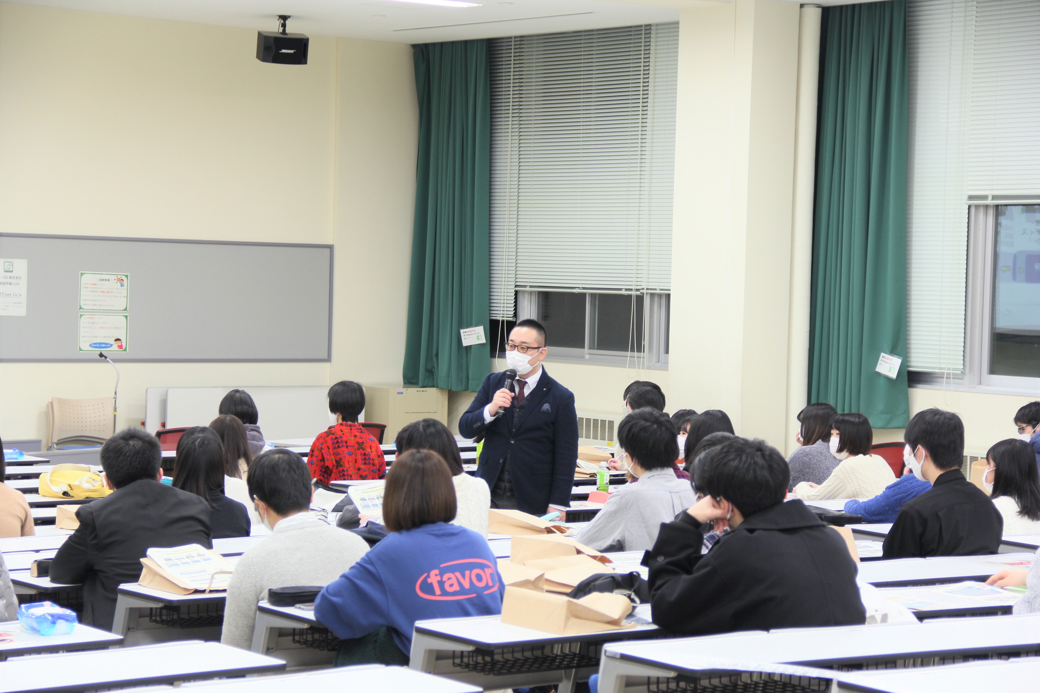 学生にメッセージを贈る松坂先生の画像