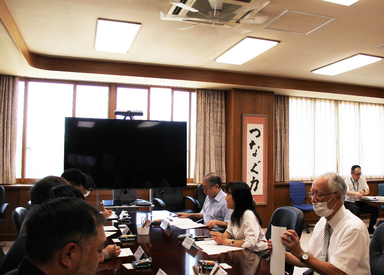 （奥）玉手学長、（中央）社会共創・広報担当大森副学長、（手前）研究・情報担当飯塚理事の画像