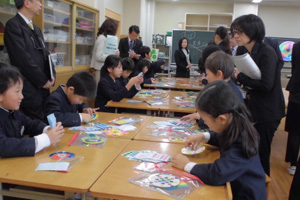 3年3組図画工作科「色やもようの変化をたのしもう〜変身ゴマをつくって〜」