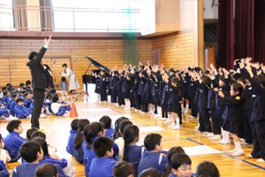 1年生の歌「にじのむこうに」「校歌」