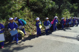 秋をさがそう〜盃山・馬見ヶ崎河原探検&親子芋煮会〜