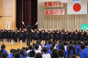 １年生の歌「さあ冒険だ」「校歌」