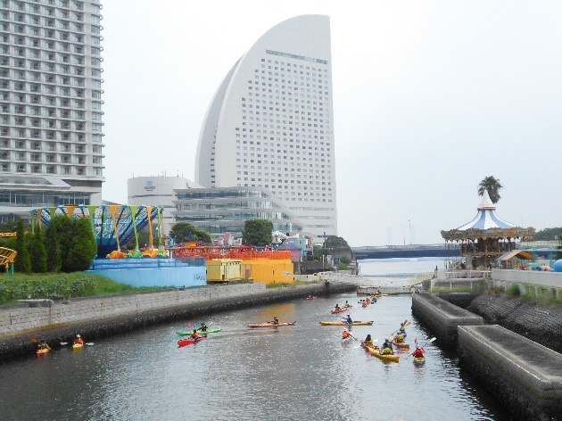 シーカヤックで港湾を散策する様子
